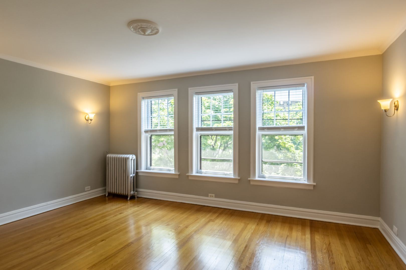 Building Photo - 6226 N Clark St