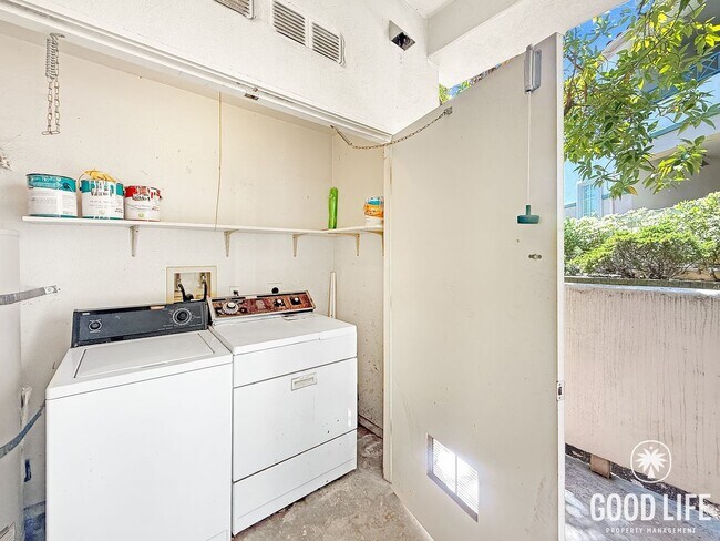 Building Photo - Upgraded 2B/2BA With AC, Washer/Dryer, & Private Patio!