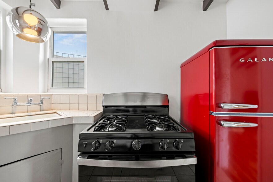 Building Photo - 1223 S Chavez St