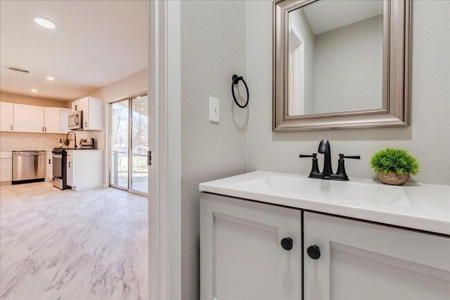 Building Photo - 704 S 3rd St