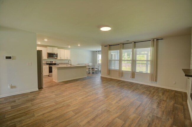 Building Photo - 13 Evian Ct