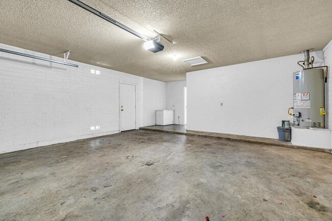 Building Photo - 6 bed/ 3.5 bath