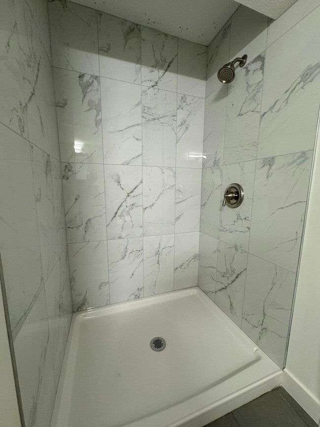 Building Photo - 1411 Rosemary Ln