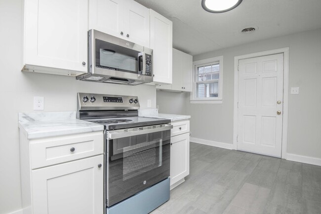 Building Photo - 2440 Woodbine Ave