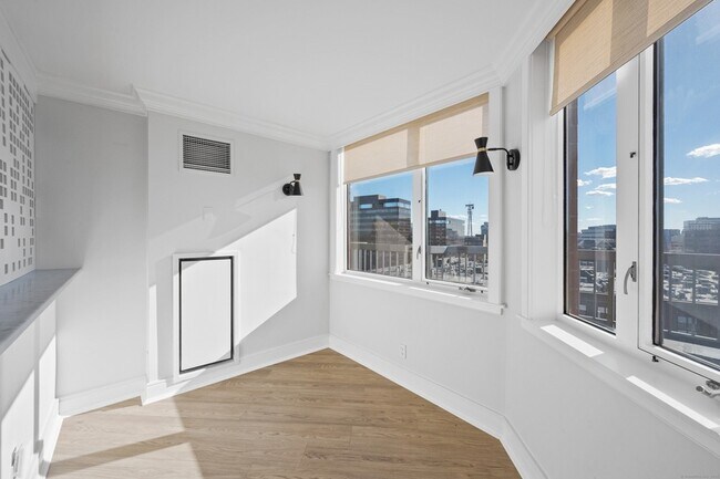 Building Photo - 25 Forest St