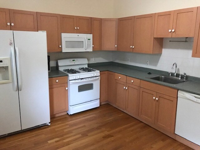 Building Photo - 14 Schiller St