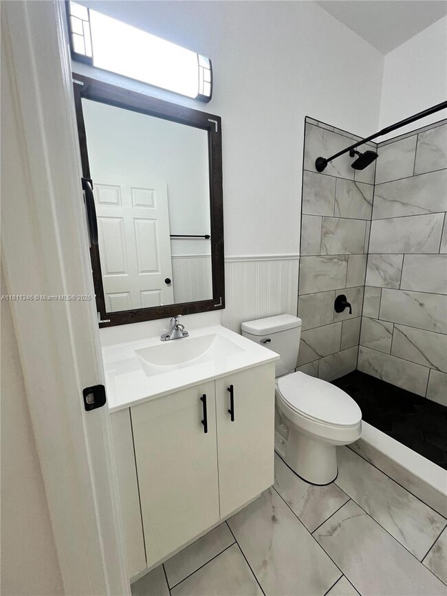Building Photo - 4285 NE 10th Ct
