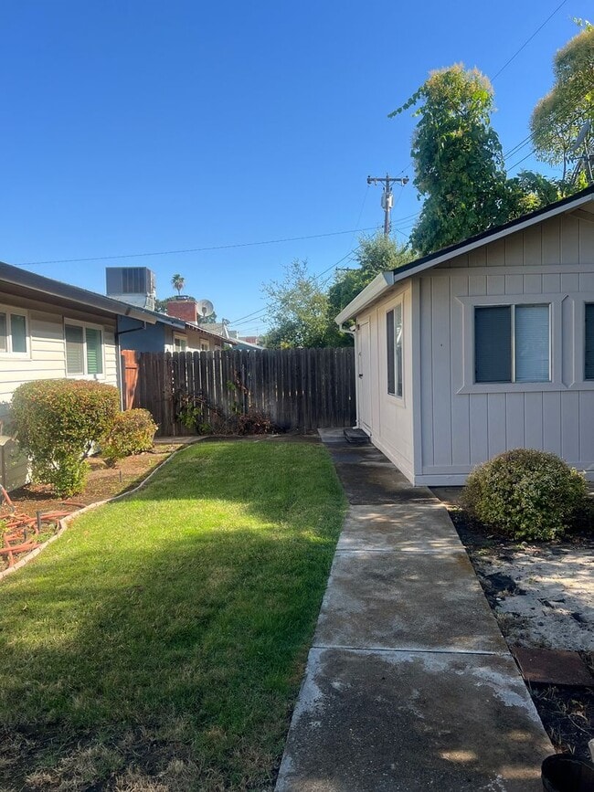 Building Photo - NICE 3 BEDROOM HOME IN ROSEVILLE!