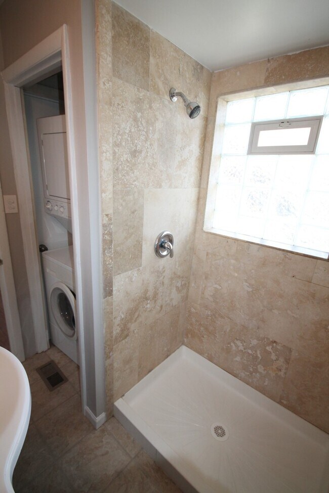 Building Photo - 1 Bedroom- Grandview Area