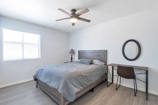 Building Photo - 838 E 9th St