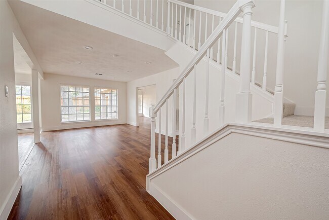 Building Photo - 934 Goldfinch Ave