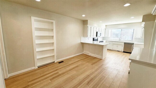 Building Photo - 11921 Shady Trail Ln