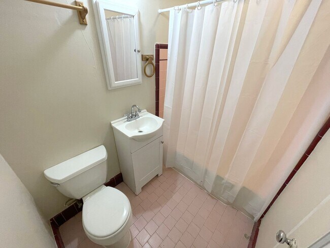 Building Photo - Charming 1 bedroom available in Woodlawn T...