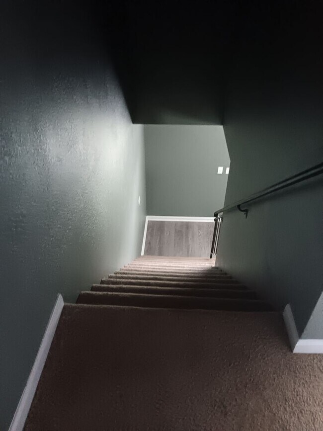 Building Photo - Spacious 3-bedroom, 1.5-bath townhome available