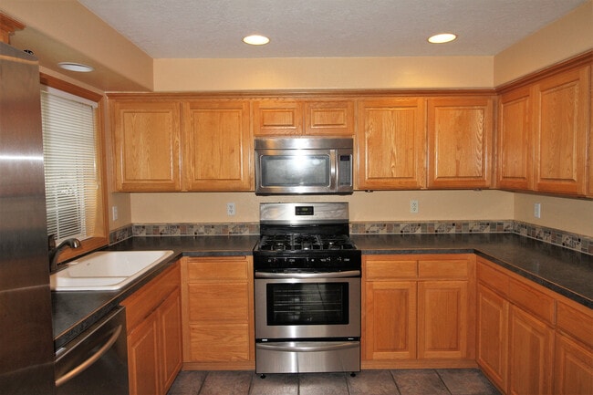 Building Photo - 3bd/2ba With Beautiful Private Fully Fence...