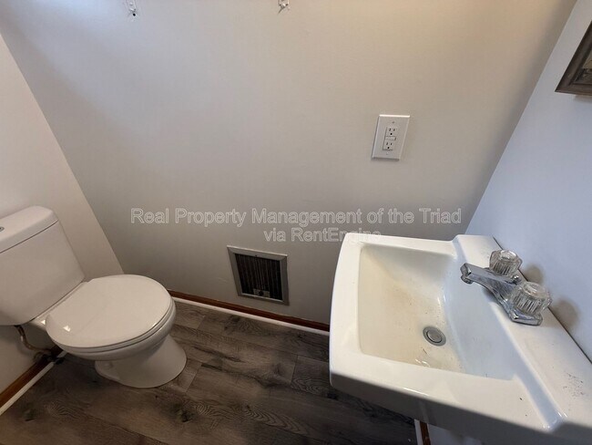 Building Photo - 1514 E 1st St