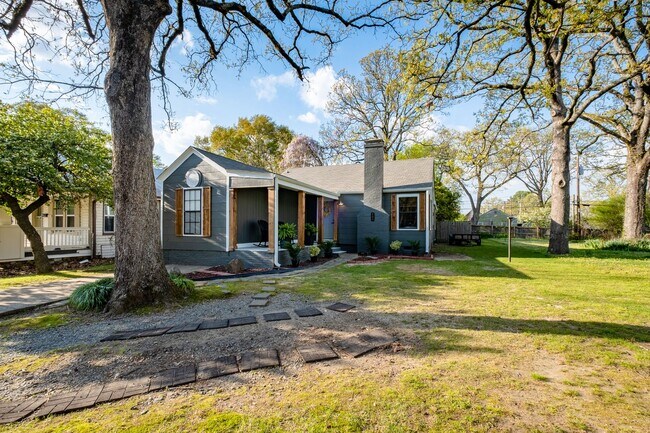 Building Photo - Updated 3-Bedroom Home with Fully Equipped Kitchen & Washer/Dryer in Great Neighborhood!