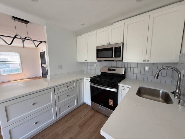 Building Photo - 1br - 700ft2 - Charming 8-unit apartment building. Walk to N. Berkeley BART