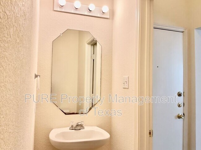 Building Photo - 708 Jane Austen Trail