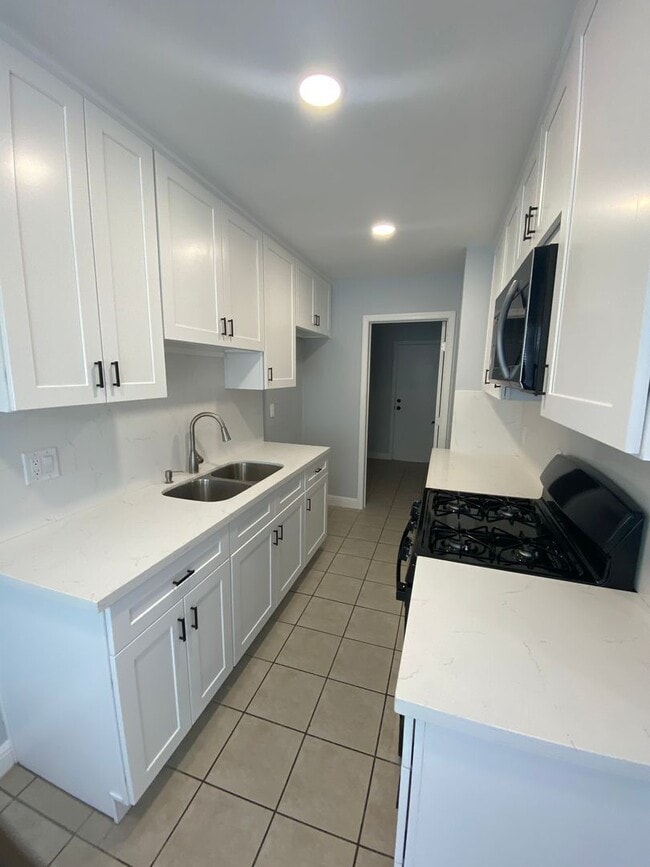 Building Photo - Remodeled 1 bed, 1 bath Condo in Central S...
