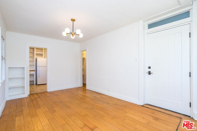 Building Photo - 700 Angelus Pl