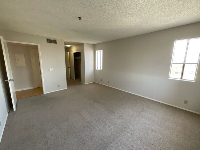 Building Photo - 5985 Dandridge Ln