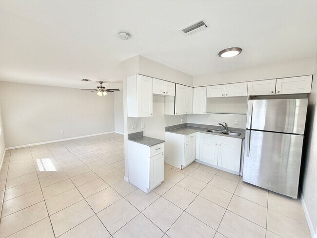 Building Photo - PIKUS (1931 Sunshine Blvd)