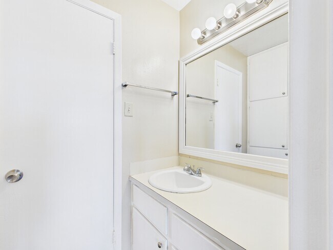 Building Photo - 800 San Pedro Dr