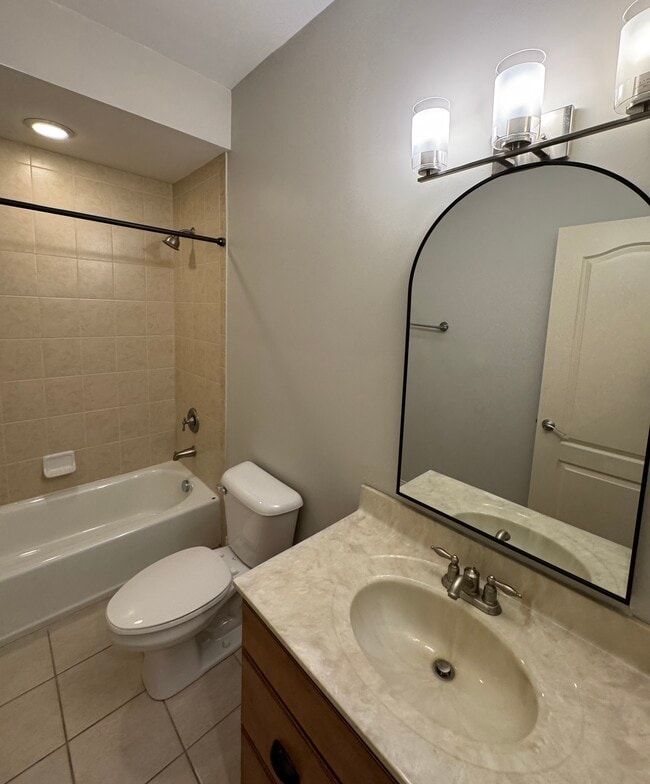 Building Photo - 512 S Grand Ave