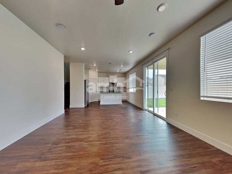 Building Photo - 1067 S Jillian Ave