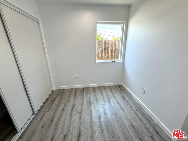 Building Photo - 841 W 64th St