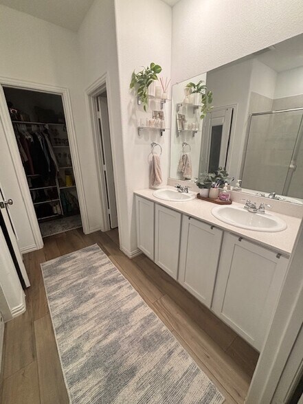 Master Bathroom - 1106 Daffodil St