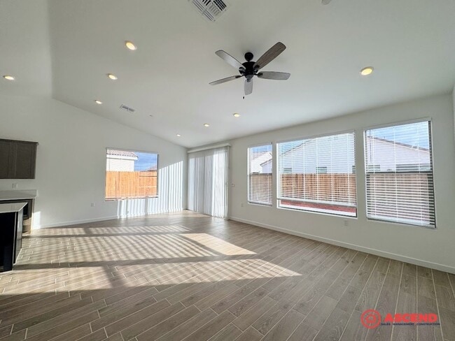 Building Photo - Stunning Newly Built Home in the Southwest!