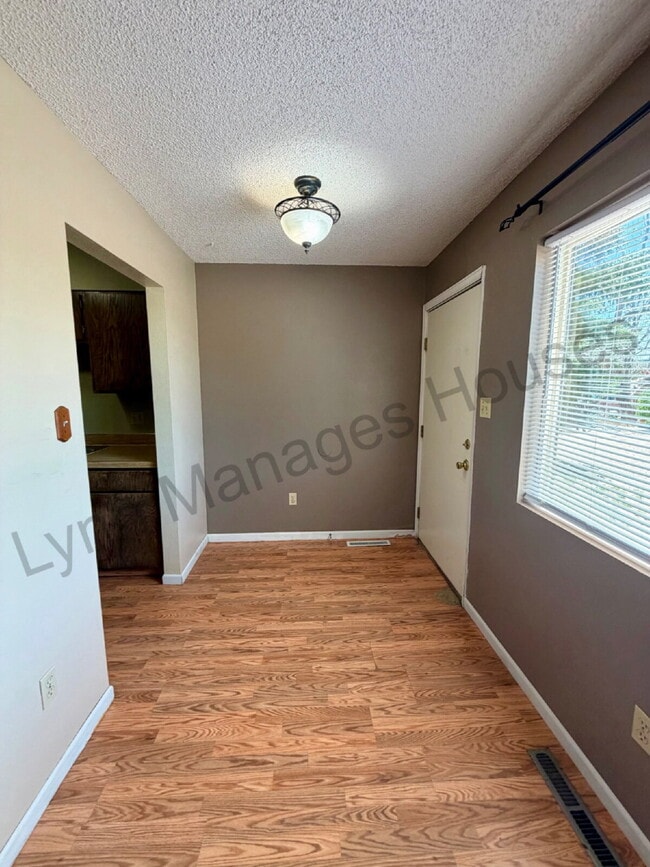 Building Photo - One Bedroom - Awesome Location!