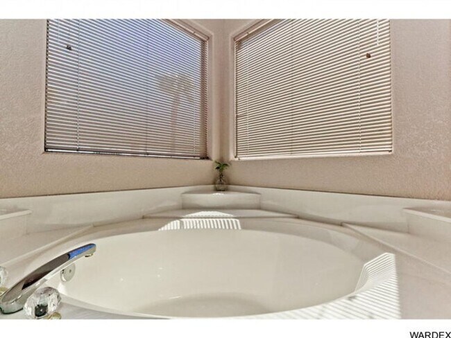Building Photo - *REDUCED PRICE* Long Term - Unfurnished- Beautiful Golf Course Pool Home!!
