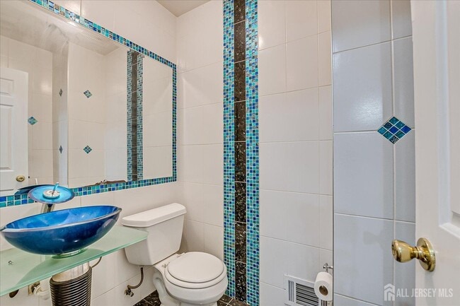 Building Photo - 6 Tulip Ct