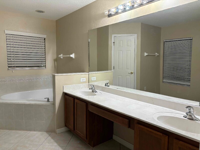 Building Photo - 14214 Prunningwood Pl