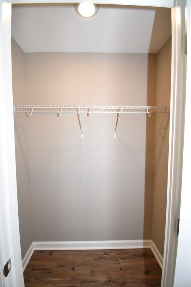 Building Photo - 2 bedroom Dog Friendly Condo For Rent Near...