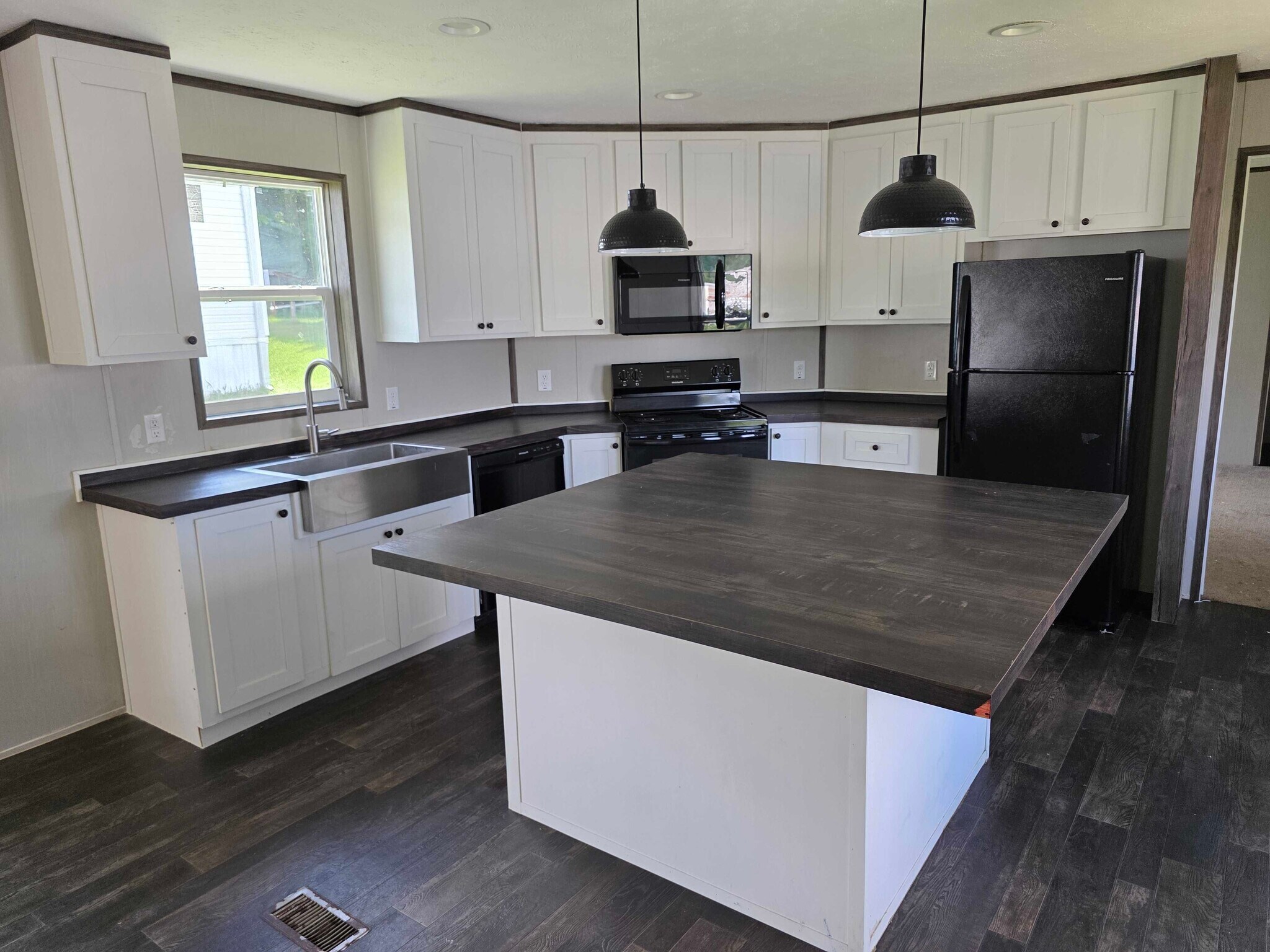 Building Photo - 4049 Trout Ln