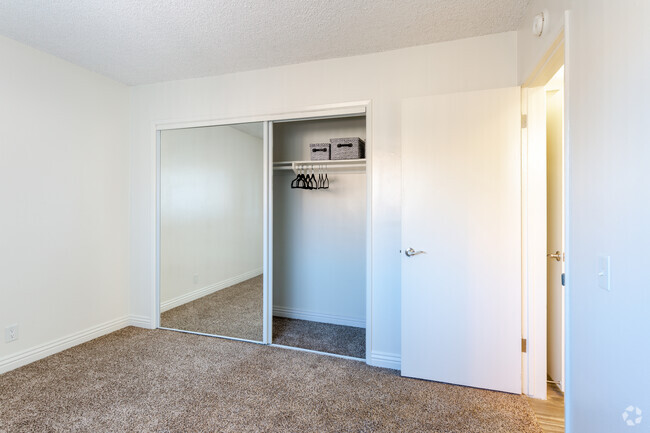 1BR, 1BA - 594 SF - The Oaks Apartments