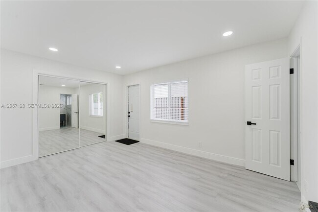 Building Photo - 481 NE 51st St