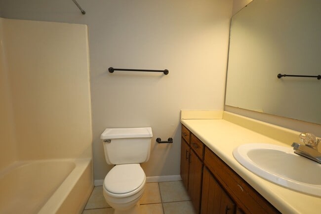 Building Photo - 1 Wooddale Dr, Unit A