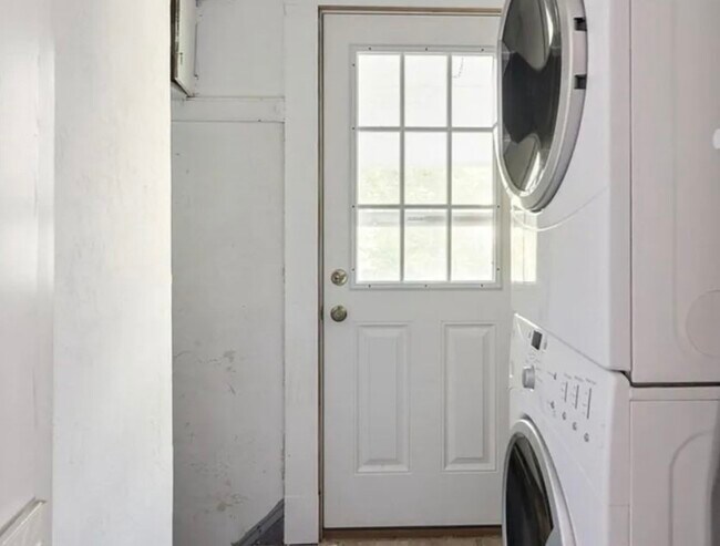 Building Photo - 44 Greenleaf Ave