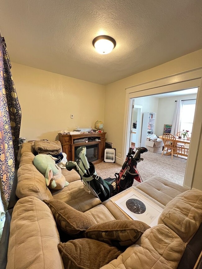 Building Photo - AVAILABLE AUGUST 1 - Spacious 3+ Bedroom Home