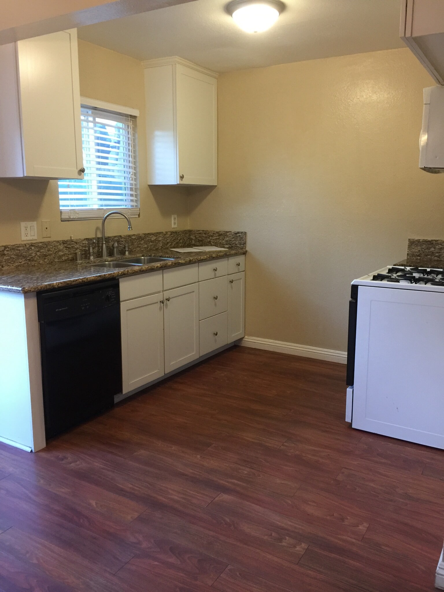 Kitchen - 10676 Walnut St