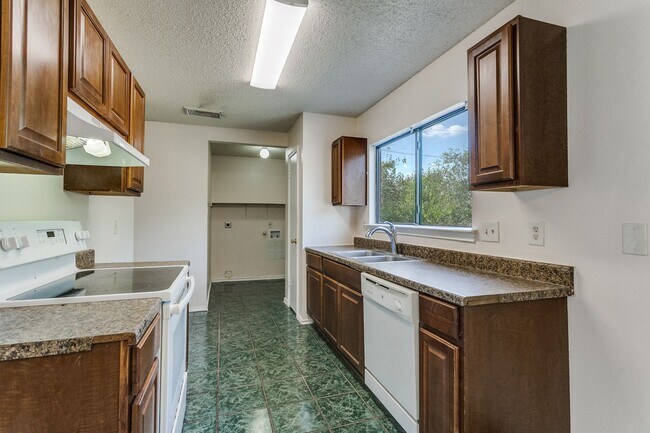 Building Photo - 3-BEDROOM HOME IN CANDLEWOOD PARK