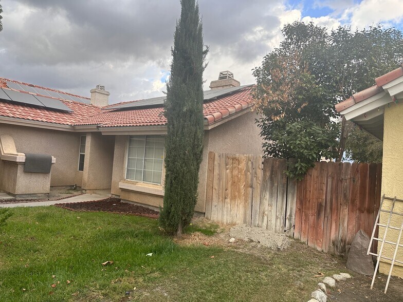 Building Photo - 1066 Gloria Dr