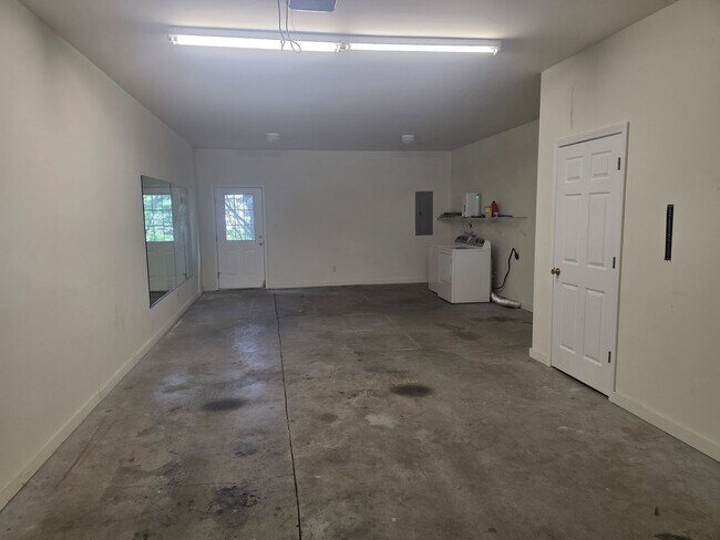 Building Photo - 108 Heather Glenn Cir