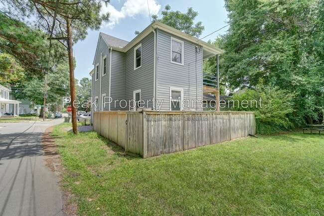 Building Photo - 3022 Groveland Ave