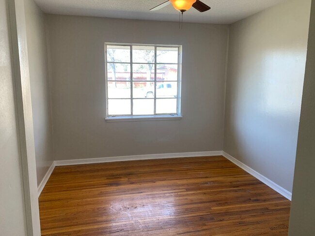 Building Photo - $525 - 1 bedroom/ 1 bathroom - Cozy fourplex